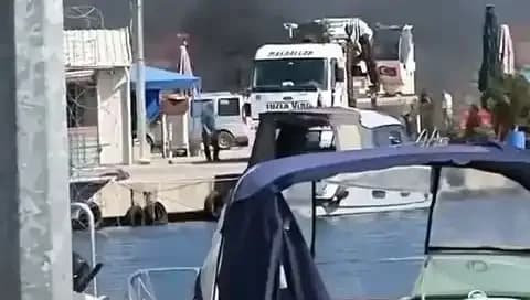 Tuzla'da Balıkçı Barınağında Patlak Veren Lastik Yangını Korkuttu