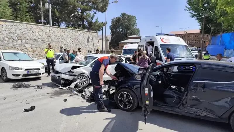 Bitlis’te Feci Kaza: İki Otomobil Çarpıştı, 10 Yaralı