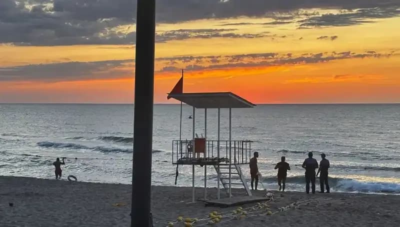 İnkumu'nda Denizde Tehlike: Akıntılar Tatilcileri Endişelendiriyor