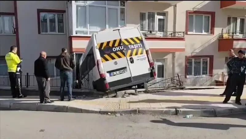 Okul Servisi Balkona Girdi: Korkutan Kaza İki Öğrenciyi Yaraladı