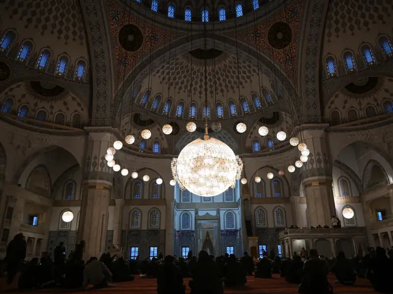 Türkiye'de Ramazan Bayramı Coşkusu: Camiler Dolup Taştı