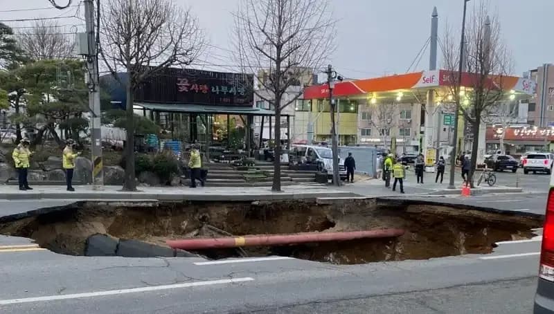Güney Kore'de Motosikleti Yutan Dev Çukur: Olayın Ardındaki Gizemler