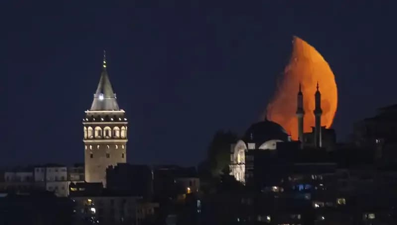 İstanbul'da Yarım Ay Geceye Renk Katıyor: Arenada Bir Görsel Festivale Dönüşüyor!