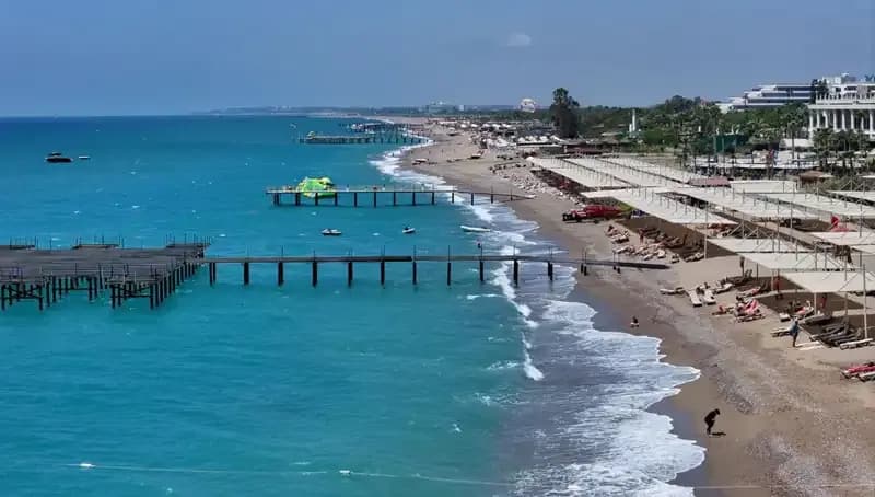 Antalya Sahilleri: Güneşli Hava ve Sıcaklık Rekorları Tatilcileri Bekliyor