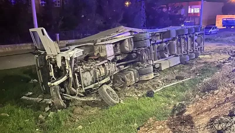 TIR Devrildi, 6 Kişi Yaralandı: Kazanın Detayları ve Sonuçları