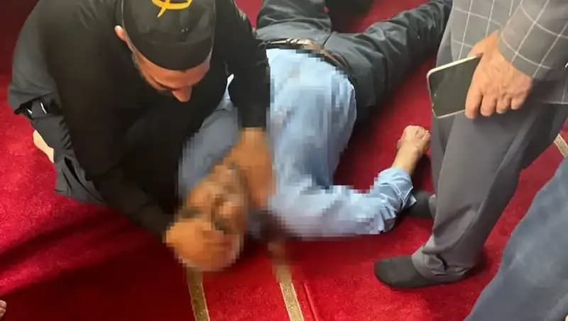 Namaz Esnasında Bıçaklanan Kişi: Camideki Güvenlik Sorunları Gündeme Geldi