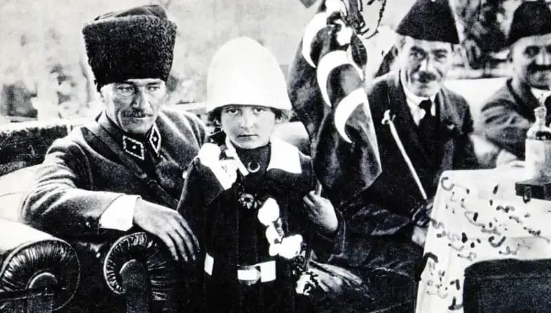 Unutulmaz Fotoğraf: O Şapkanın Altında Bayram Doğdu