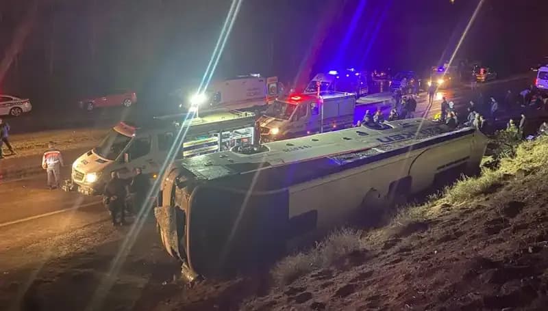 İşçi Servisi Şarampole Devrildi: 23 Yaralı, Kazanın Detayları Ortaya Çıktı