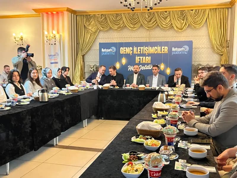 İstanbul'da İletişim Fakültesi Öğrencileri AK Parti İftarı'nda Buluştu