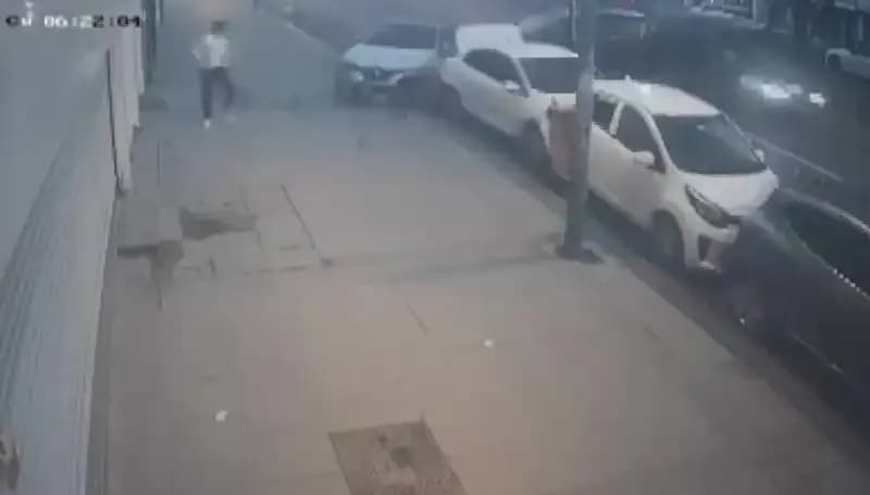 Direksiyon Hakimiyetini Kaybeden Sürücünün Park Halindeki Araçlara Çarpması