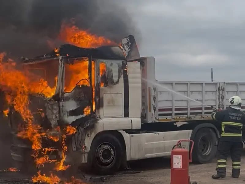 Tekirdağ'da Park Halindeki Tır Yangını: Şoför Hastaneye Kaldırıldı