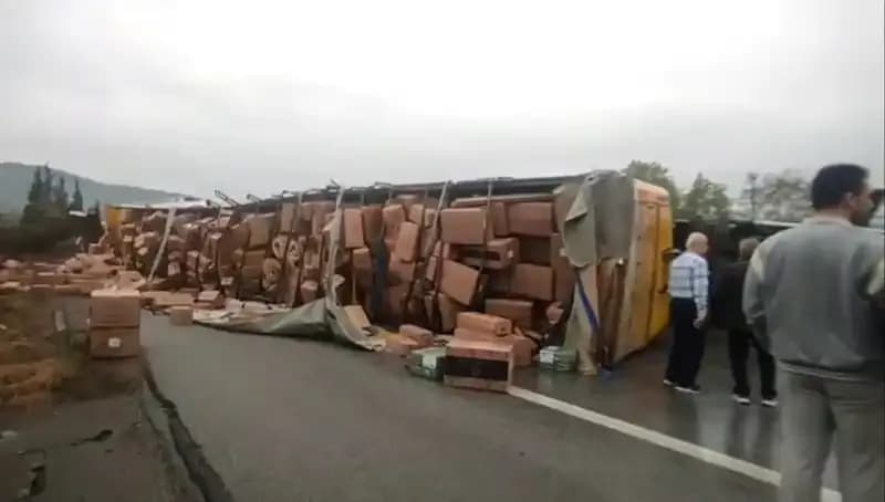 TEM Otoyolu'nda TIR Devrildi: Ankara Yolu Ulaşımına Kapatıldı