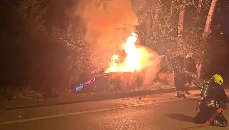 Kazada alev alan otomobilin içindeki sürücü son anda kurtuldu!