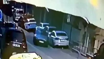 Esenyurt’ta Park Halindeki Araçlara Çarpan Sürücü Kaçmaya Çalıştı!