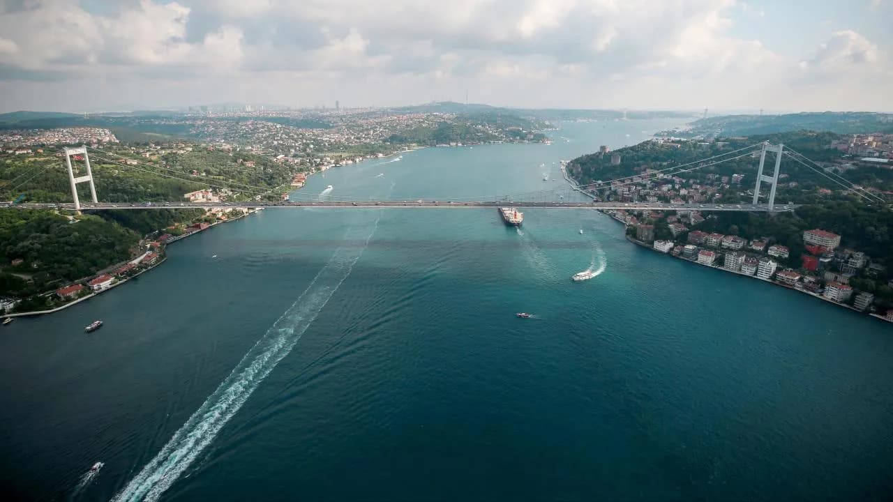 İstanbul Boğazı'nda Gemi Trafiği Başladı