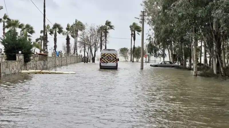 Göl Taşınca İlçede Su Baskınları: Hayat Durma Noktasına Geldi!