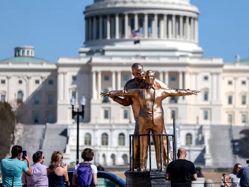 Washington'da Trump ve Epstein'in Heykeli: Titanik Sahnesi Yeniden Canlandı