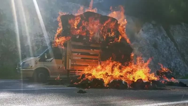 Adana'da Saman Yüklü Kamyonet Alev Alev Yandı, Gökyüzünü Kızıl Kılıfa Bürüdü