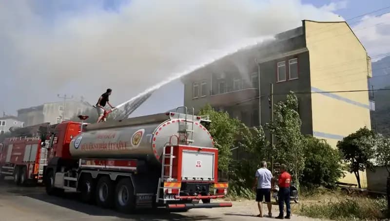 Çatı Katındaki Yangın, Korkulu Anlar Yaşattı: Şehirde Panik Hâkim