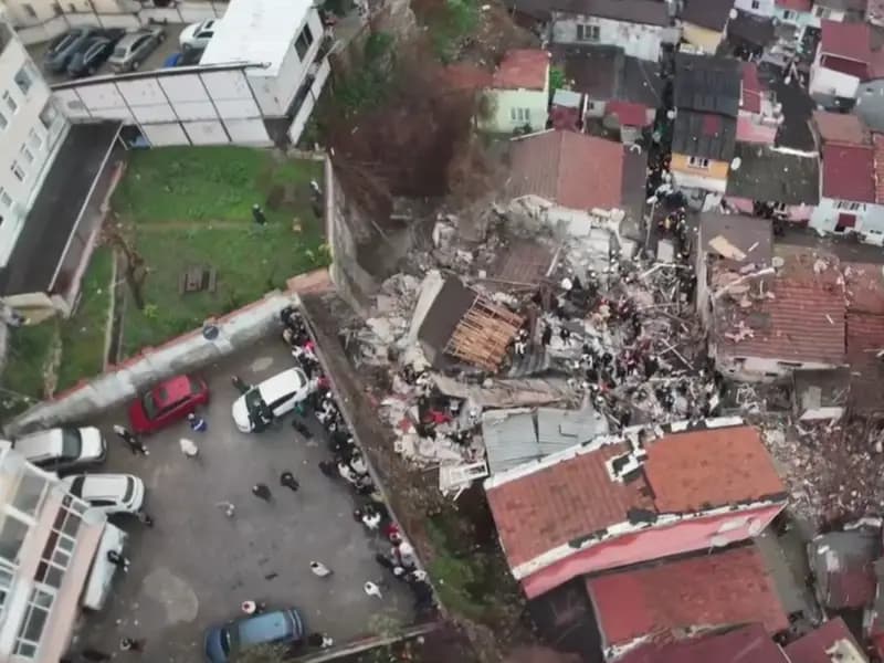 İstanbul Fatih'te Bina Çökmesi: 10 Kişiden 8'i Kurtarıldı