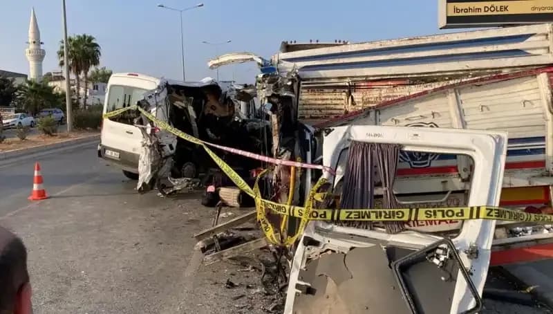 Mersin'de Tatil Yolunda Meydana Gelen Feci Kazada İki Kişi Hayatını Kaybetti