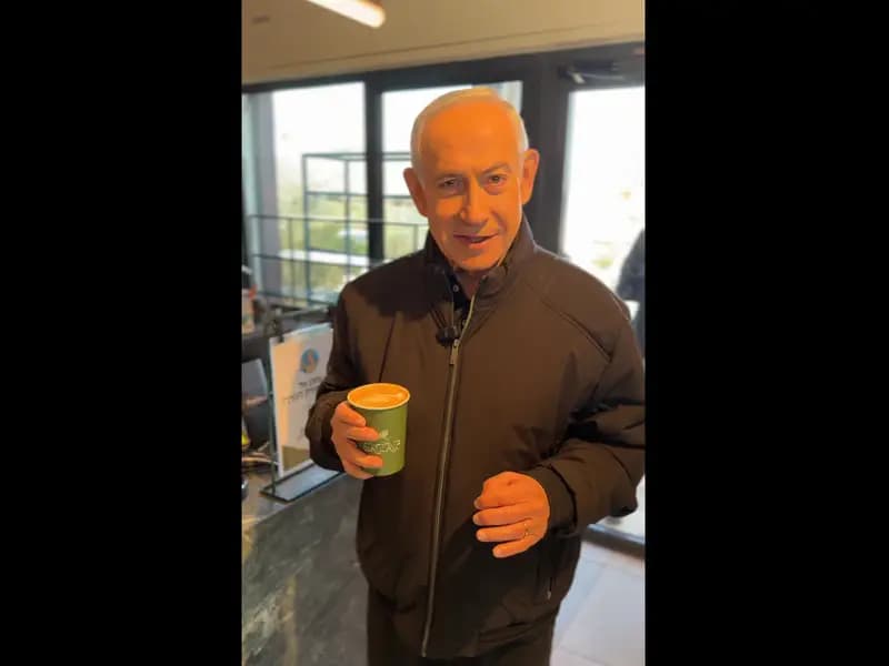 Netanyahu, "ölüm" iddialarına sosyal medya üzerinden yanıt verdi