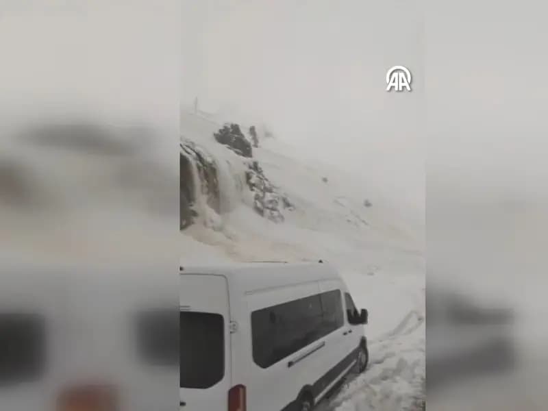 Şırnak-Hakkari kara yoluna çığ düştü, ulaşım kapandı