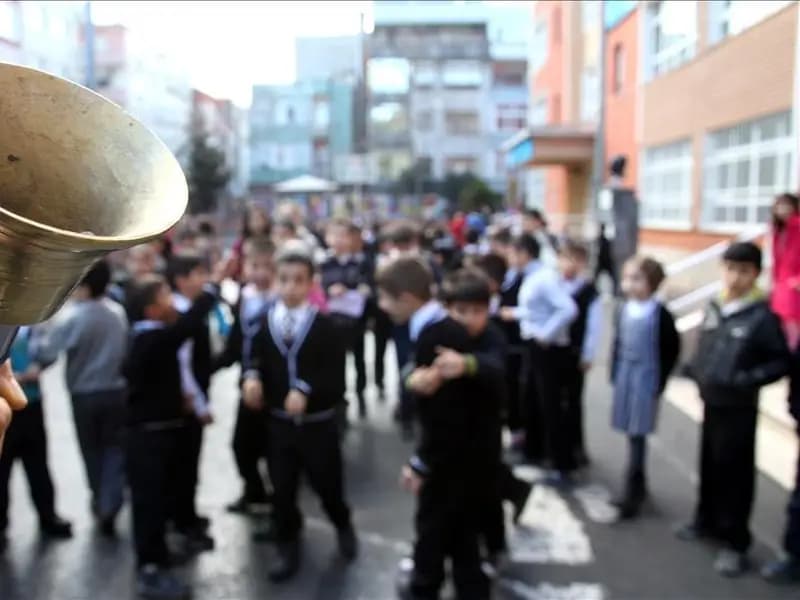 Pazartesi Okullar Tatil Mi? MEB 2026 Takvimine Göre Açılış Tarihi