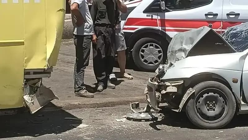 Halk Otobüsü ve Otomobil Çarpıştı: Kazanın Ardındaki Gerçekler