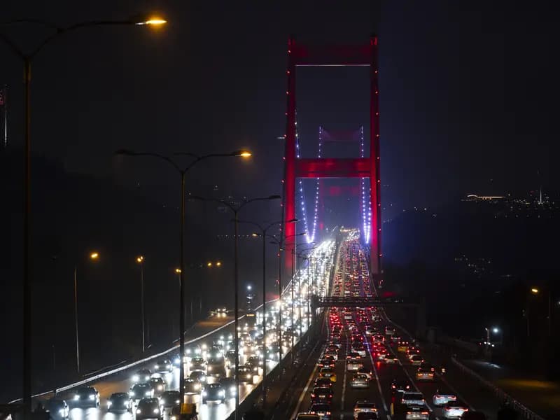 İstanbul'da Bayram Trafiği: Yoğunluk Gece Yarıyı Geçti