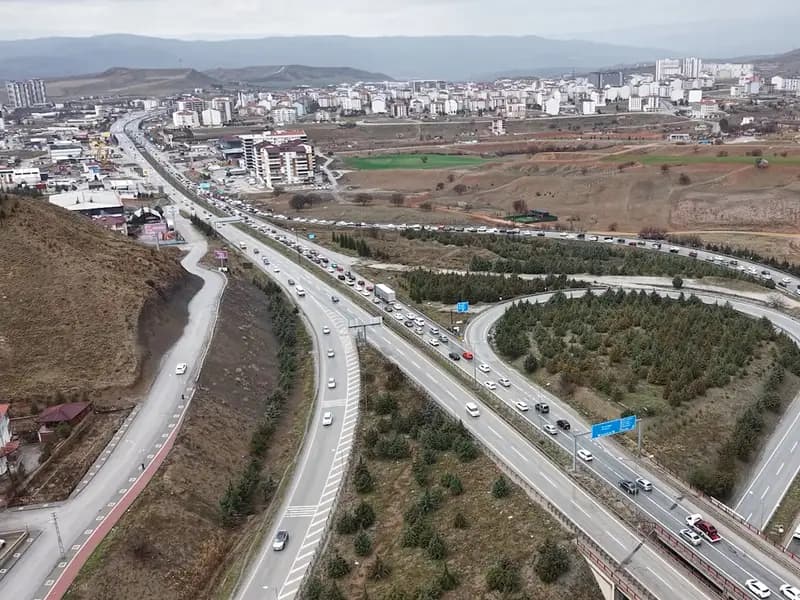 Milyonlarca Öğrenci Pazartesi Ders Başına, Kırıkkale'de Trafik Yoğunluğu