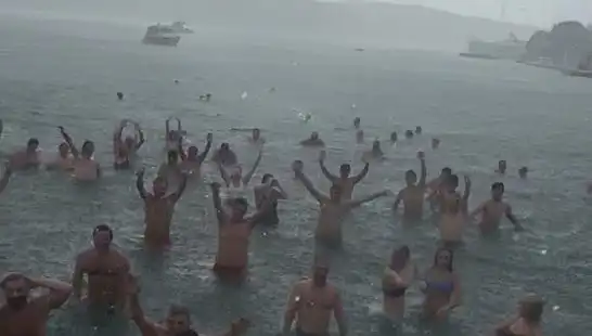 İstanbul Bebek'te Yağmura Rağmen Denize Girenler, Pazar Gününü Renklendirdi