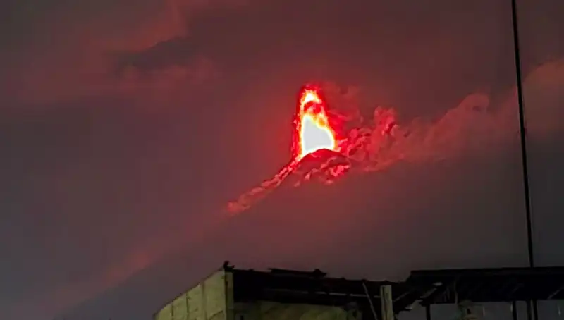 Fuego Yanardağı Patladı: 30 Bin Kişi Tehlikeli Bölgeden Tahliye Ediliyor