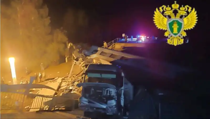 Rusya'da İki Köprünün Çökmesi Sonucu Feci Kazada Yedi Kişi Hayatını Kaybetti