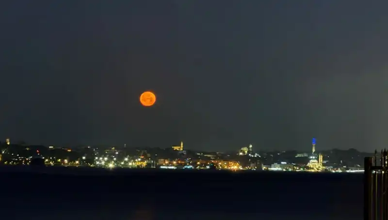 İstanbul'da "Çilek Dolunayı" Gökyüzünü Ağırladı: Eşsiz Manzaralar