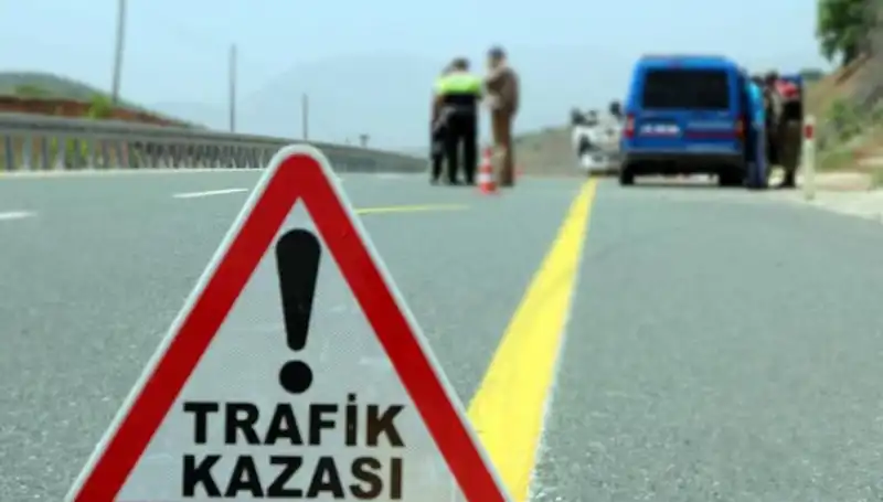 ** Otomobil ile Hafif Ticari Araç Çarpıştı: 6 Kişinin Ölümüyle Sonuçlanan Kazanın Detayları**