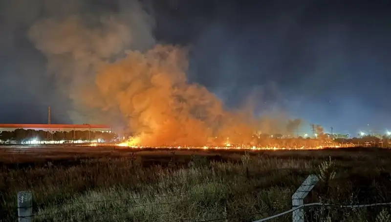 İzmir'de Gece Yarısı Yangın Paniği: Altında Kalan Evler ve Yaralılar