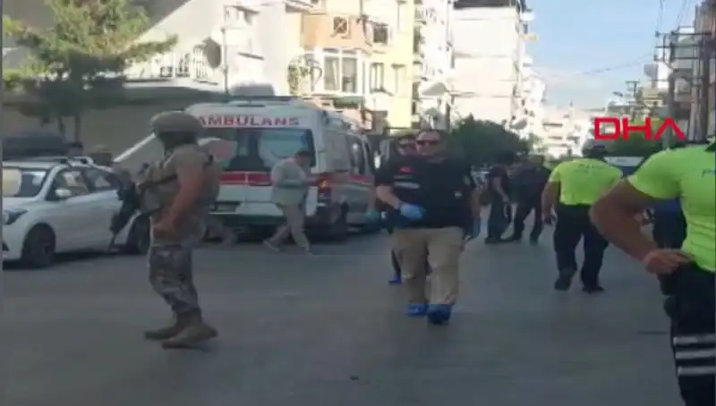 İzmir'deki Silahlı Saldırı: İki Polis Şehit, Bir Yaralı! Neler Oluyor?